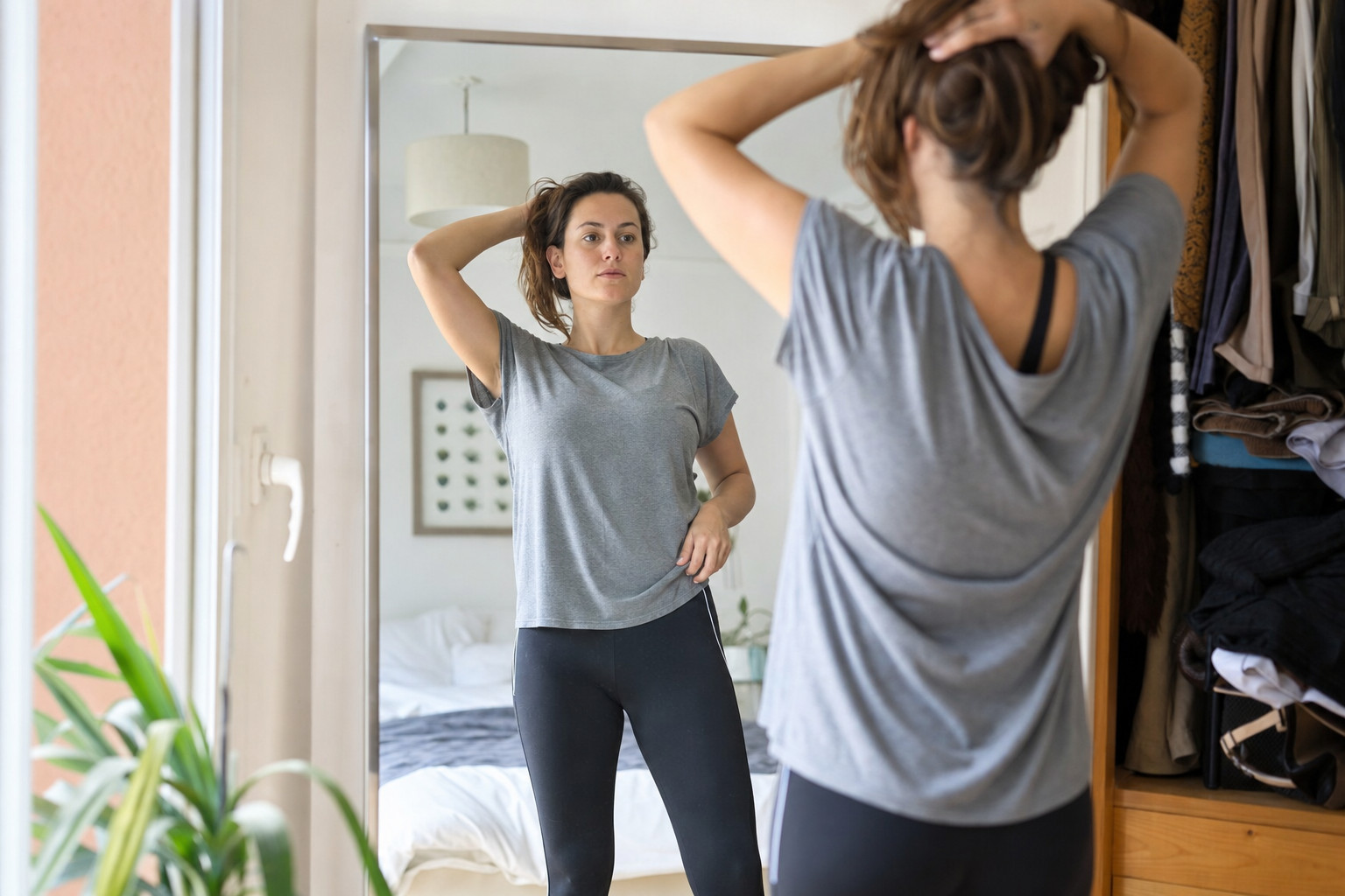 Femme adulte en tenue simple devant un miroir, photo éditoriale réaliste bien-être